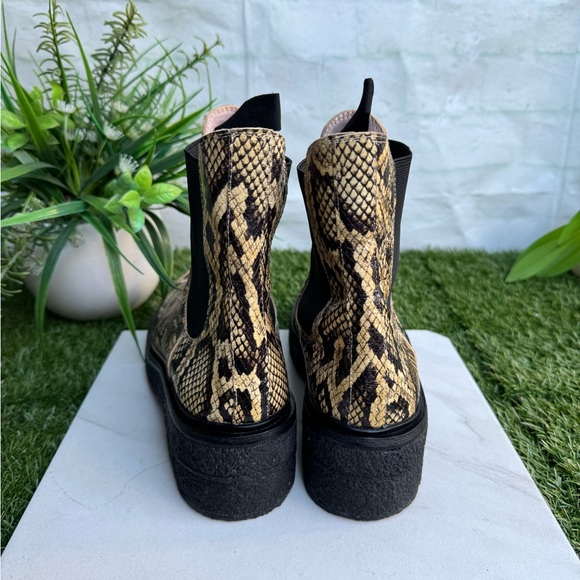 Loeffler Randall Raquel Chelsea Boots
$395.00
Color: Sahara women size 8 - Picture 10 of 14